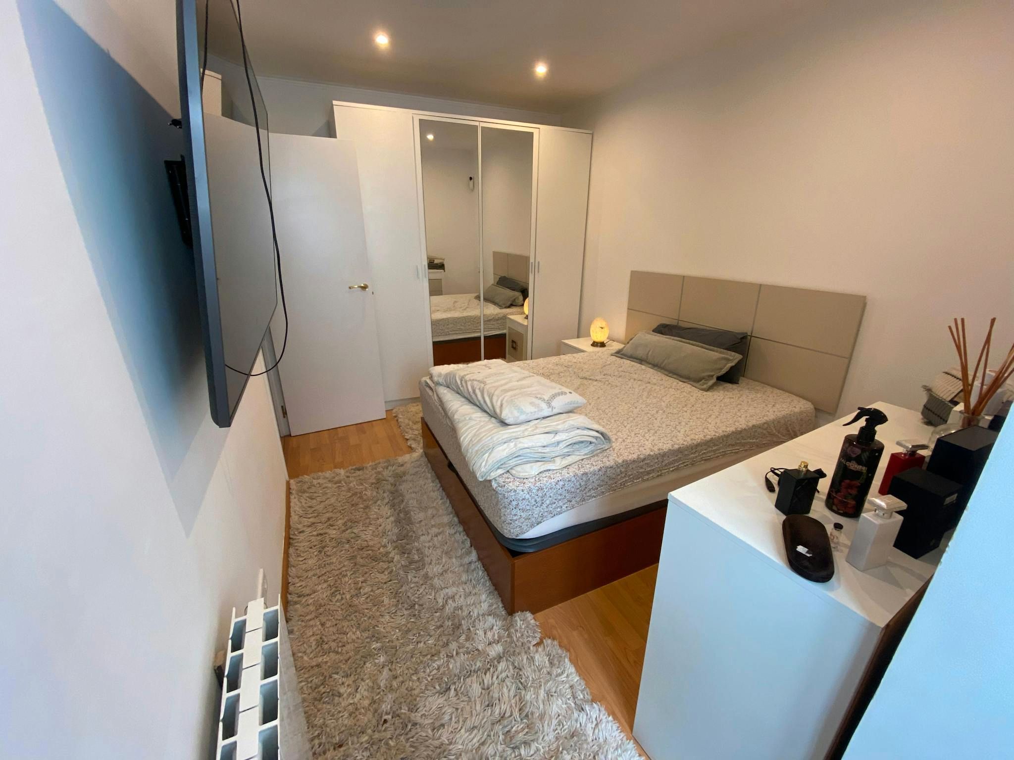 Dormitori de Pis de lloguer en L'Hospitalet de Llobregat amb Aire condicionat, Calefacció i Moblat