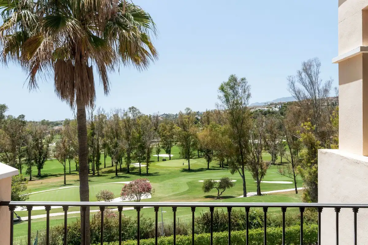 Vista exterior de Apartament en venda en Estepona amb Aire condicionat, Terrassa i Traster