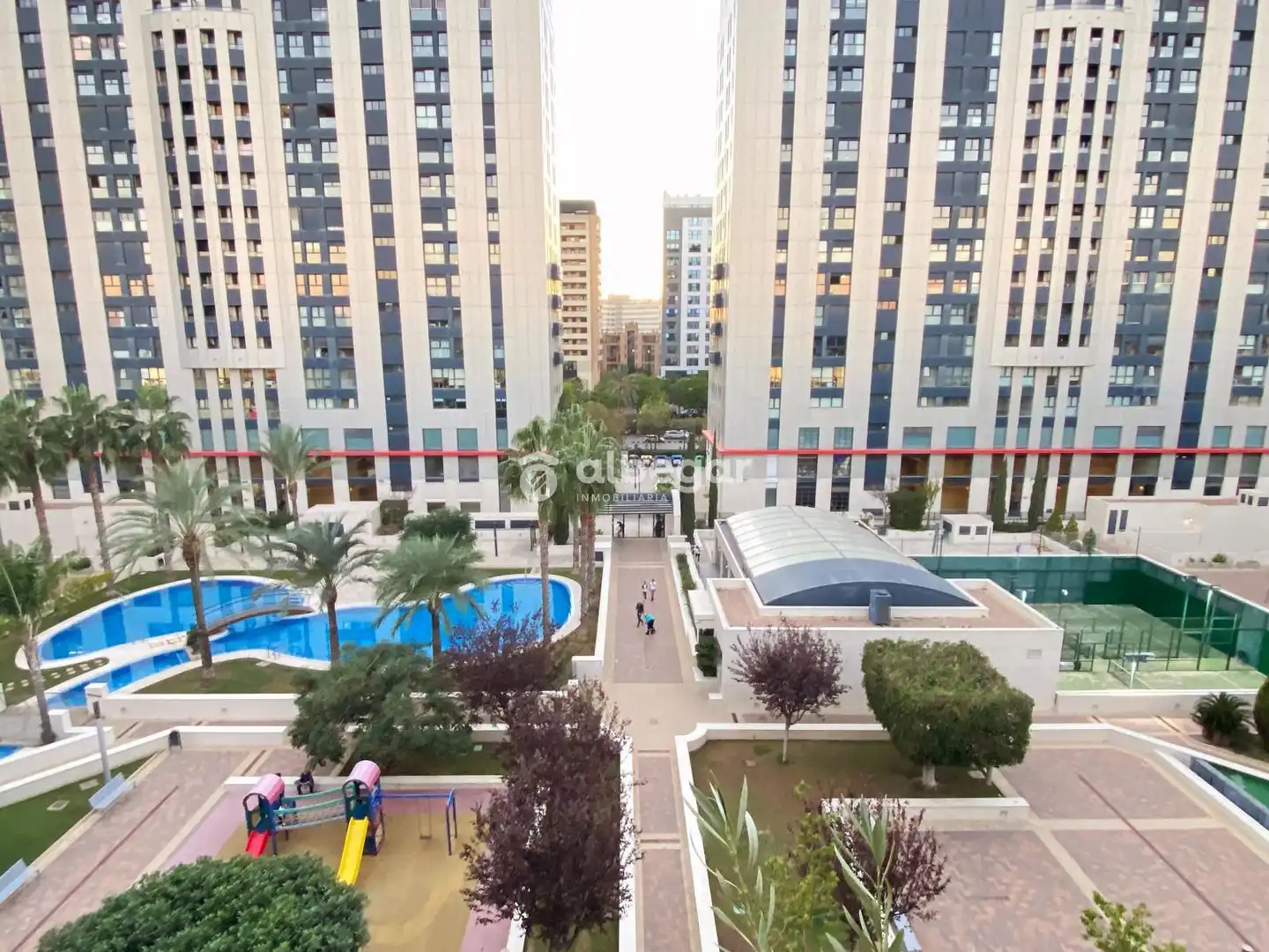 Außenansicht von Wohnung zur Miete in Valencia mit Klimaanlage, Schwimmbad und Möbliert