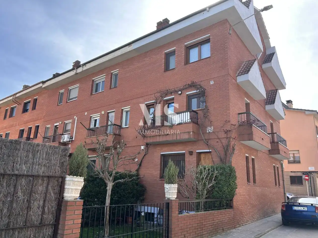 Vista exterior de Casa adosada en venda en Vic amb Aire condicionat, Calefacció i Jardí privat