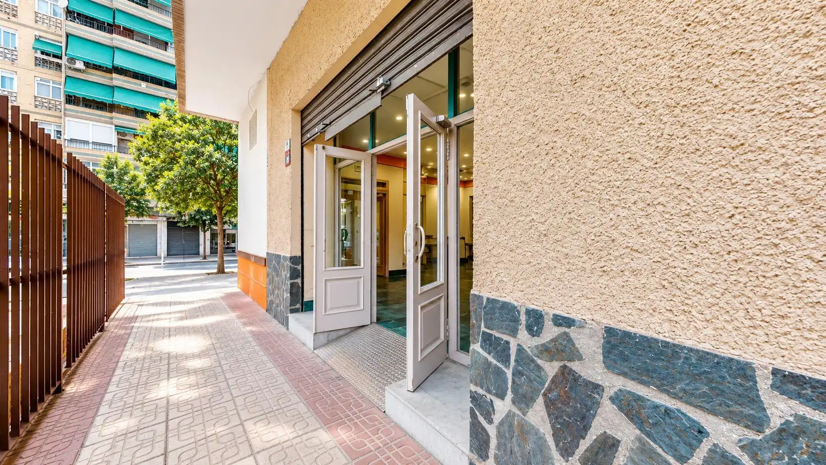 Vista exterior de Local en venta en Granada con Aire acondicionado y Amueblado