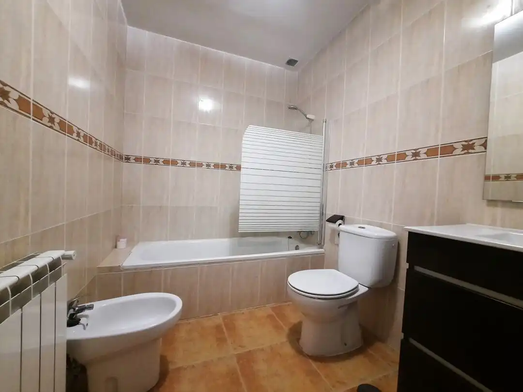 Badezimmer von Einfamilien-Reihenhaus zum Verkauf in Escalona mit Klimaanlage, Heizung und Terrasse