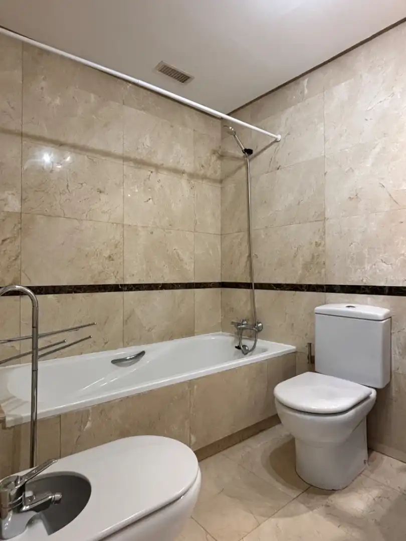 Badezimmer von Wohnung zum Verkauf in Majadahonda mit Klimaanlage, Heizung und Privatgarten