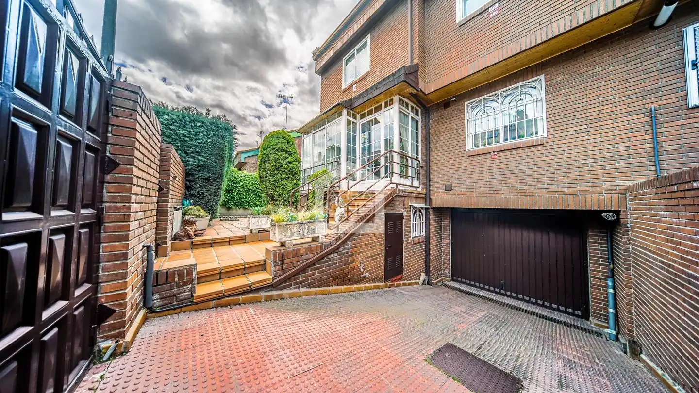 Vista exterior de Casa adosada en venda en Alcorcón amb Aire condicionat, Calefacció i Parquet
