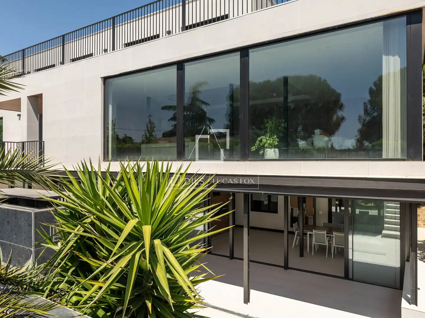 Vista exterior de Casa o xalet en venda en Majadahonda amb Aire condicionat, Calefacció i Jardí privat