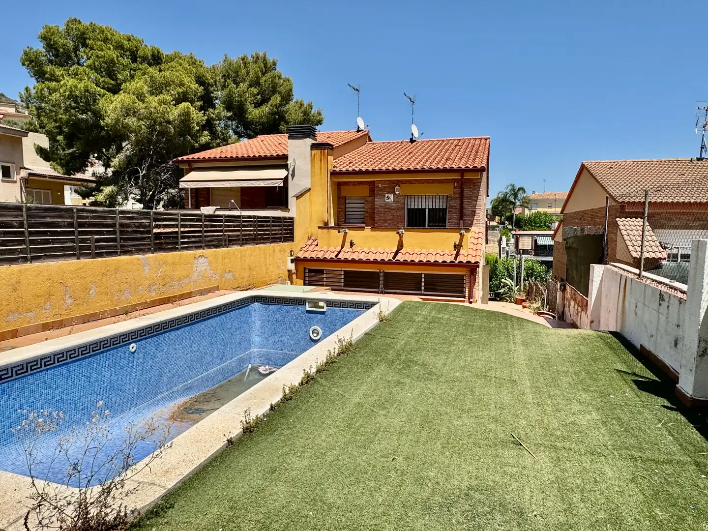 Schwimmbecken von Einfamilien-Reihenhaus zum Verkauf in Calafell mit Heizung, Privatgarten und Terrasse