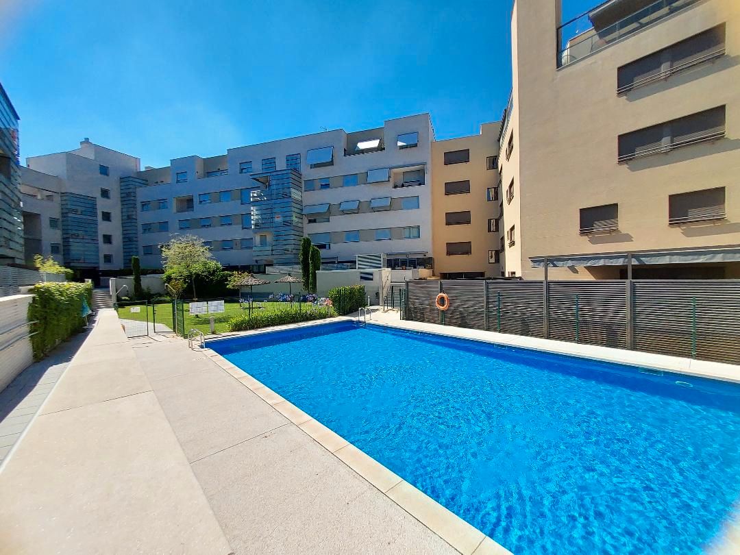 Piscina de Planta baja de alquiler en  Madrid Capital con Aire acondicionado, Calefacción y Jardín privado