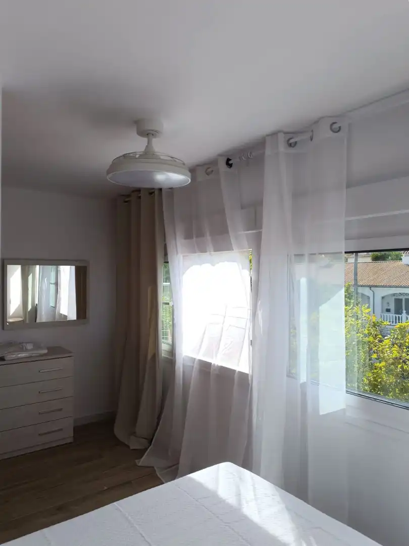 Dormitori de Apartament de lloguer en Sotogrande amb Aire condicionat