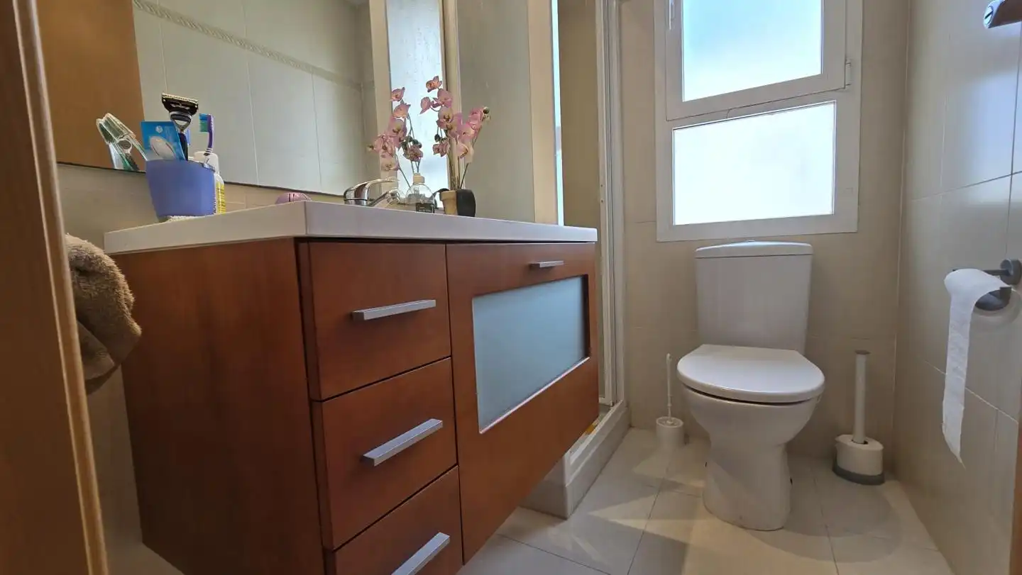 Baño de Apartamento de alquiler en Gandia con Terraza, Amueblado y Piscina comunitaria