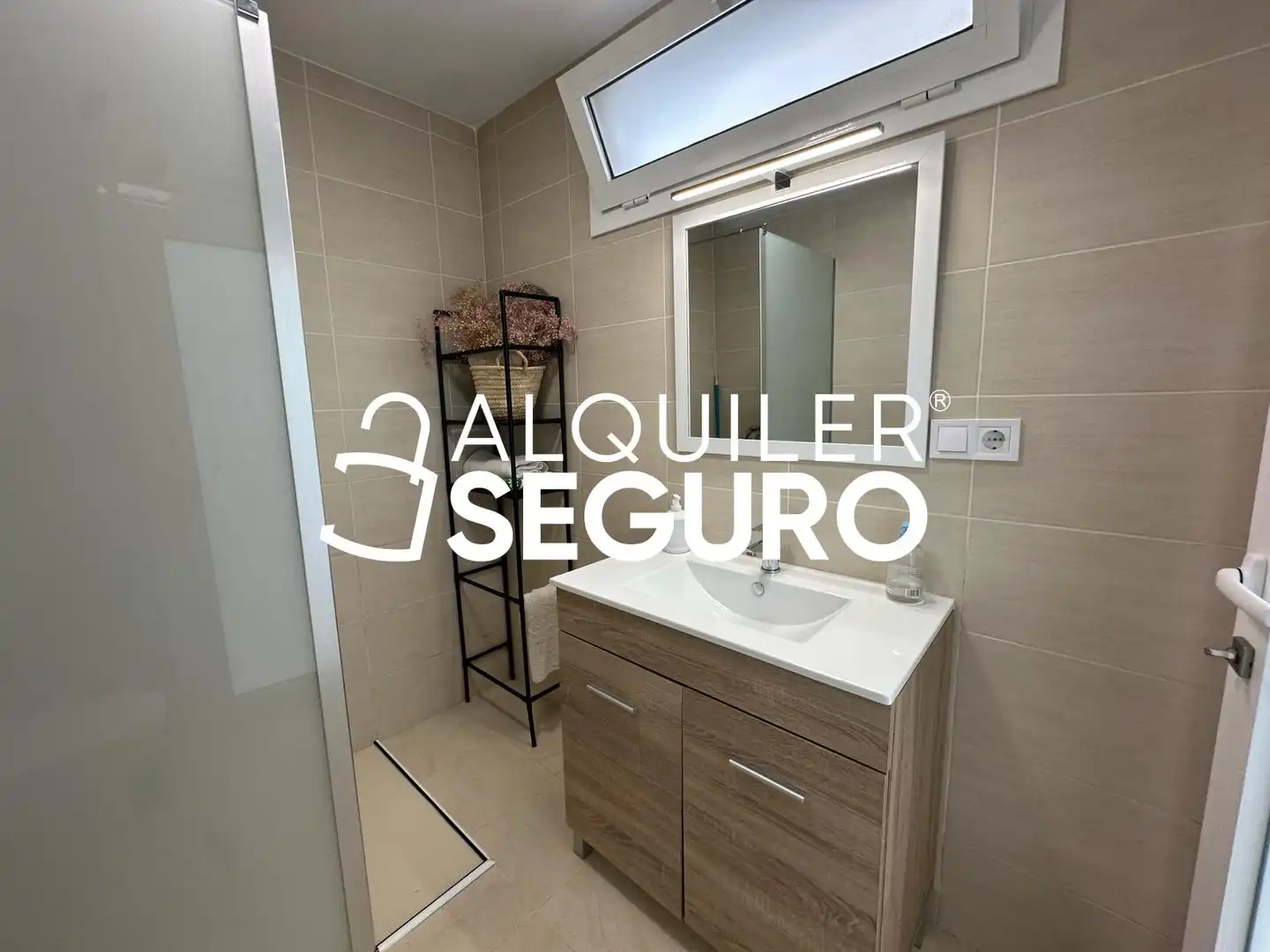 Baño de Piso de alquiler en Valencia con Aire acondicionado, Terraza y Amueblado