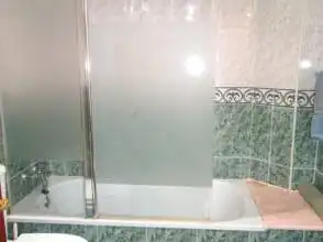 Badezimmer von Wohnung zur Miete in Gijón  mit Heizung, Parkett und Möbliert