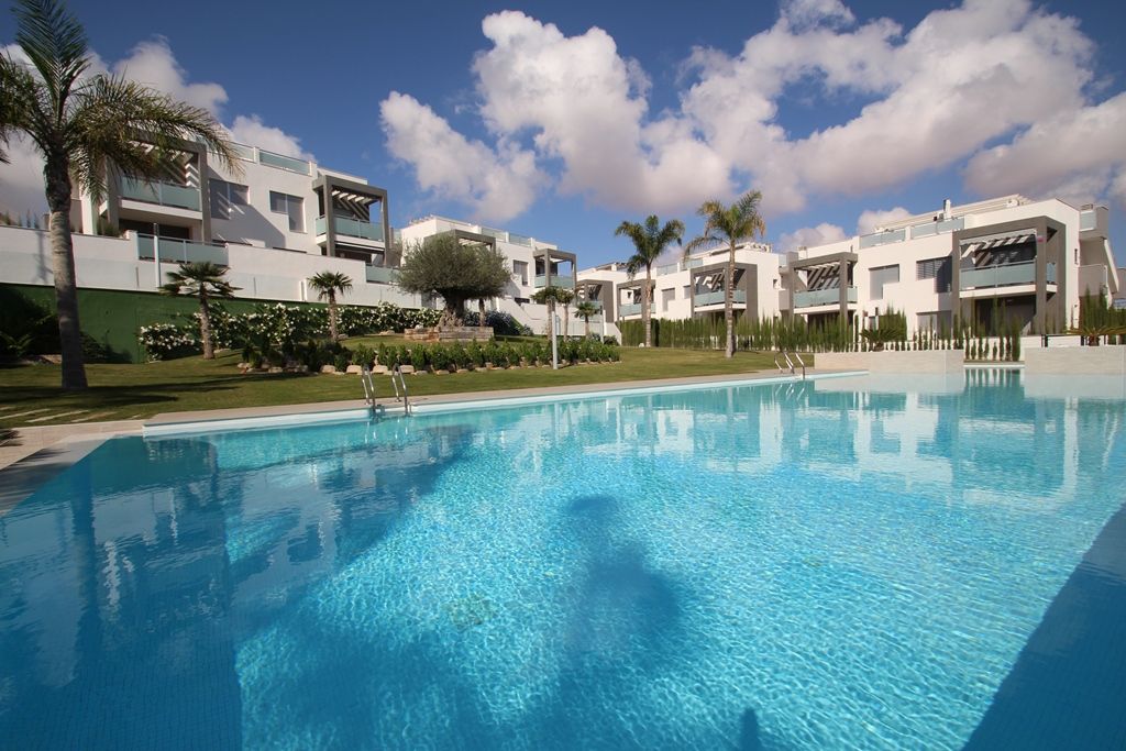 Piscina de Apartament en venda en Torrevieja amb Aire condicionat, Calefacció i Jardí privat