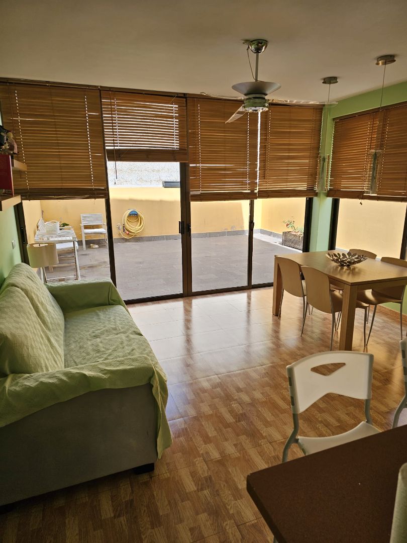 Sala de estar de Casa adosada de alquiler en Telde con Aire acondicionado, Calefacción y Terraza