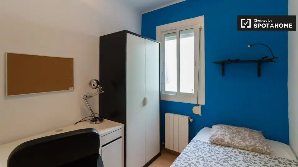 Bedroom of Flat for share in L'Hospitalet de Llobregat  with Air Conditioner, Heating and Furnished