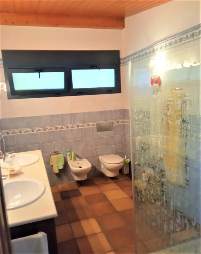 Bathroom of Houses for sale in Móra d'Ebre  with Air Conditioner, Heating and Swimming Pool