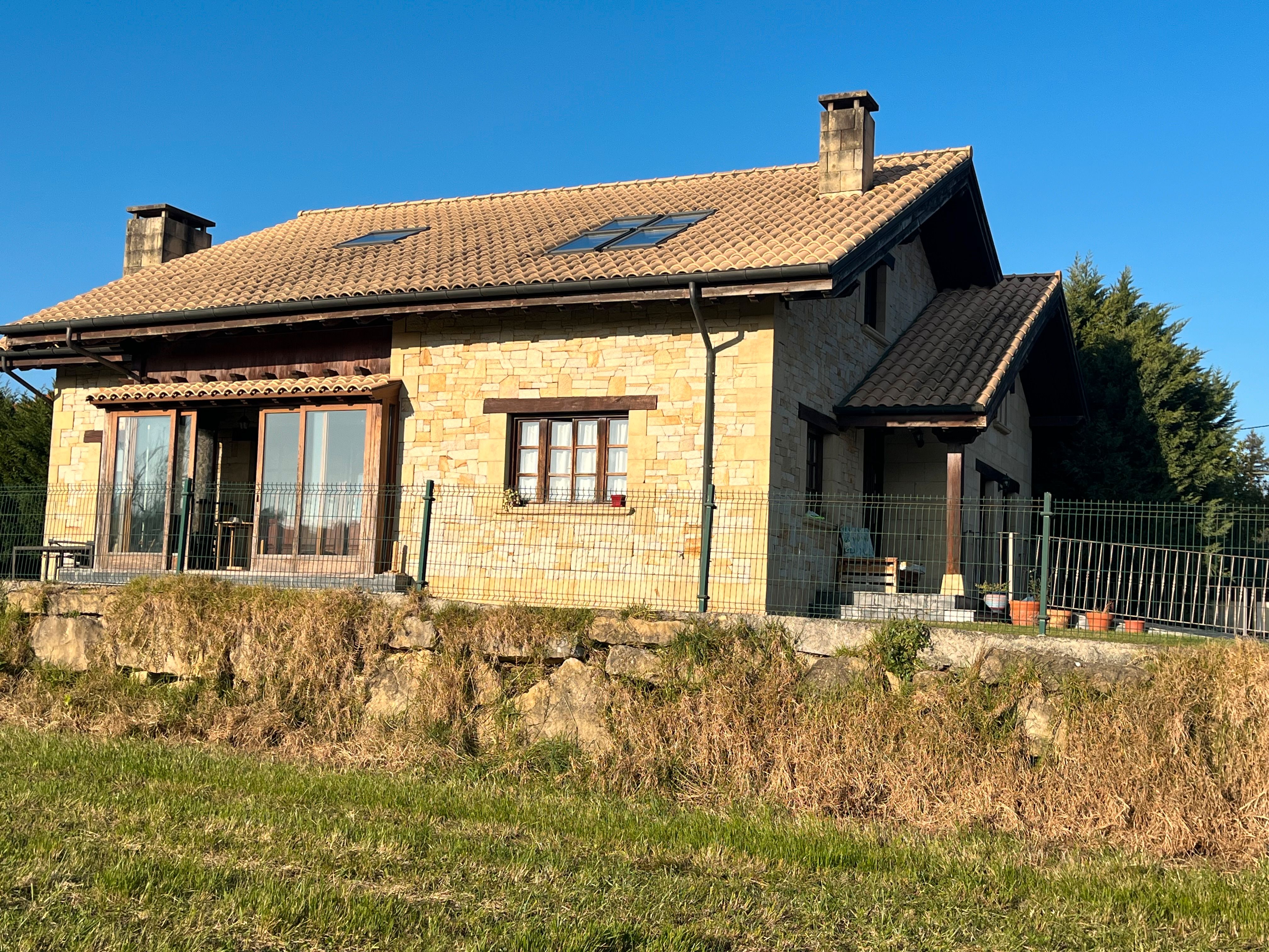 Vista exterior de Casa o xalet en venda en Suances amb Calefacció, Jardí privat i Parquet