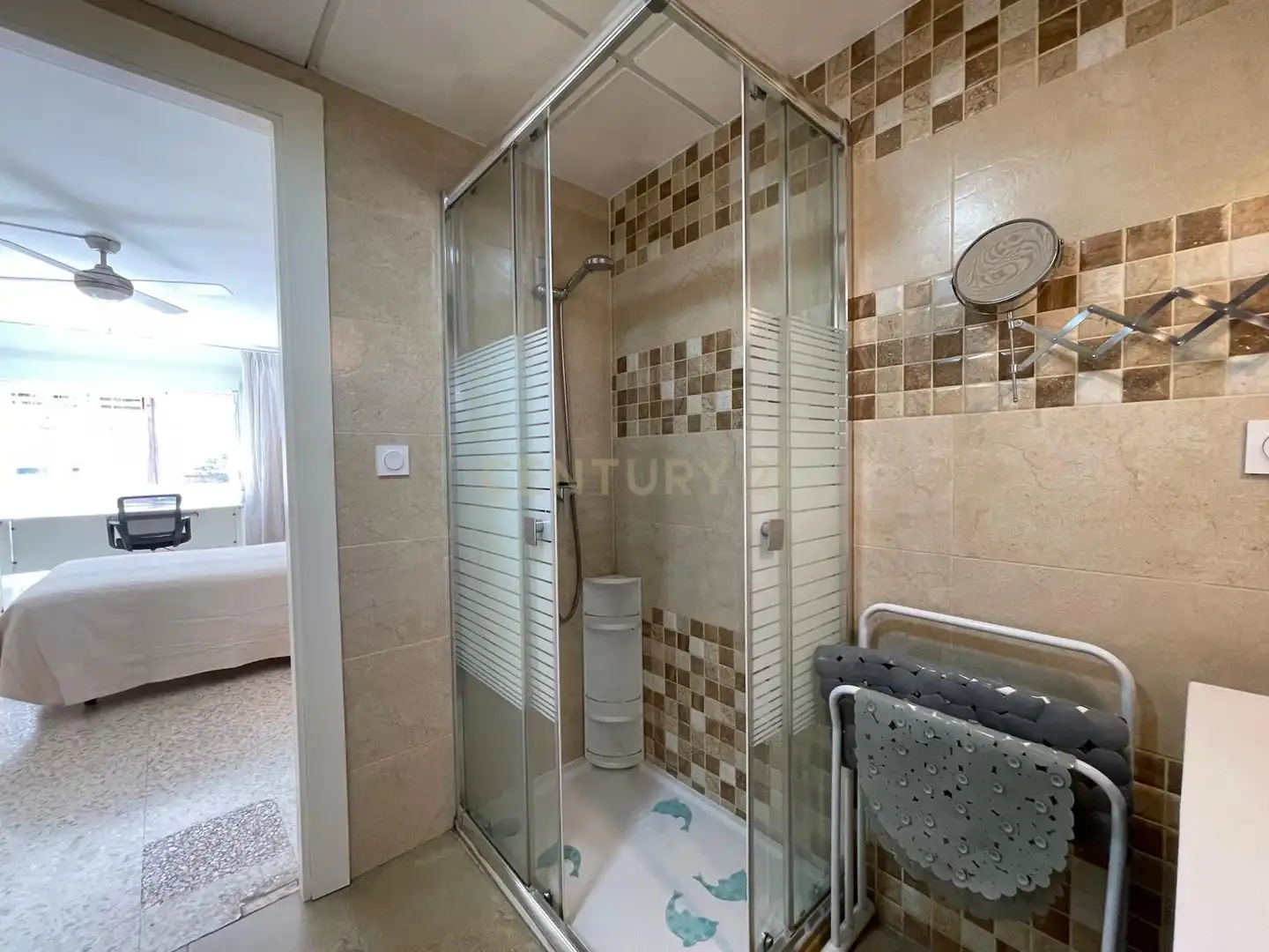 Baño de Piso de alquiler en Granada con Lavadora, Microondas y TV