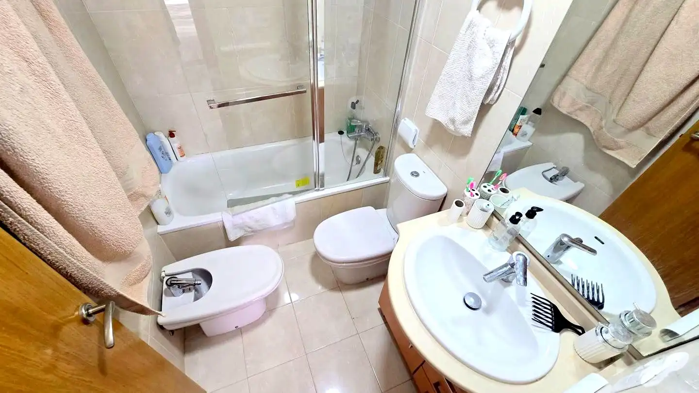 Baño de Apartamento de alquiler en Gandia con Aire acondicionado, Calefacción y Terraza