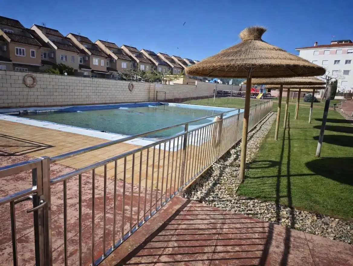 Schwimmbecken von Wohnung zum Verkauf in Plasencia mit Klimaanlage, Terrasse und Möbliert