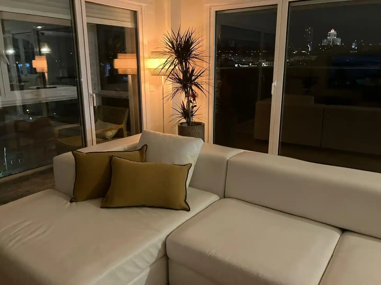 Wohnzimmer von Dachboden zur Miete in Madrid mit Privatgarten, Parkett und Terrasse