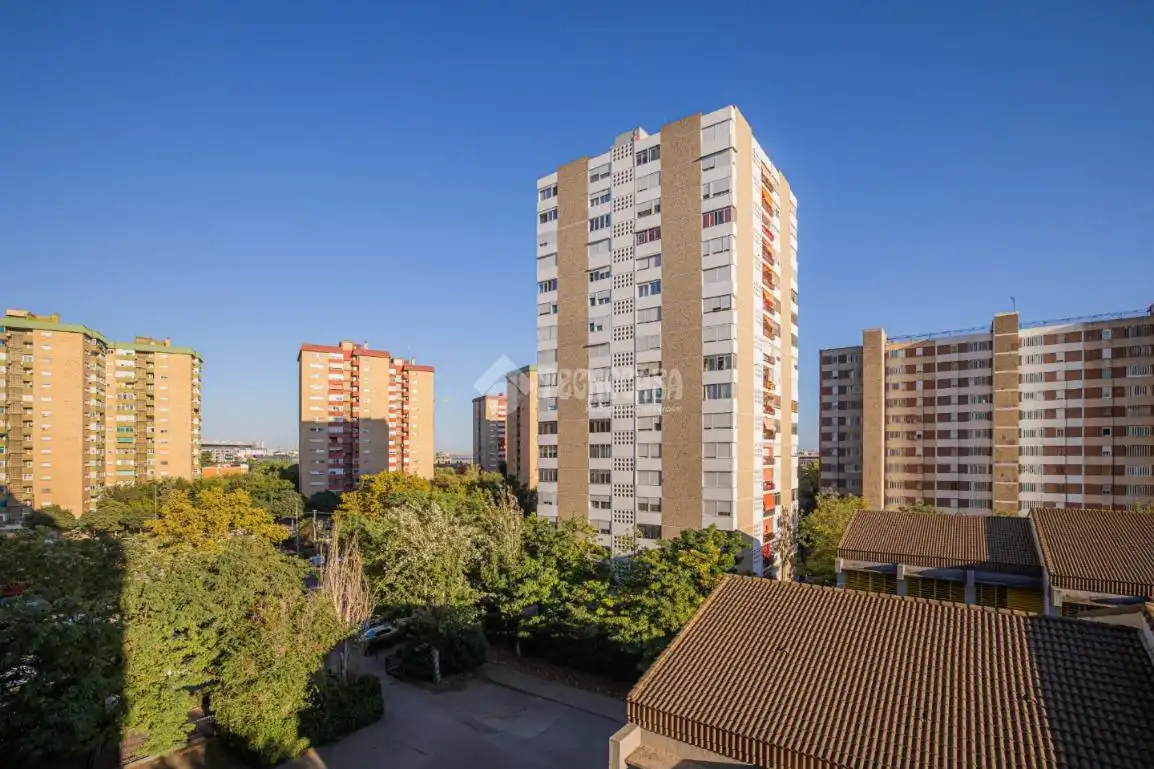 Vista exterior de Pis en venda en L'Hospitalet de Llobregat amb Balcó