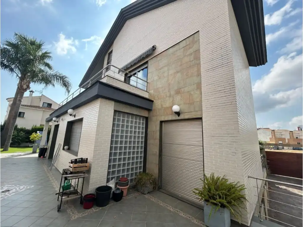 Vista exterior de Casa o xalet en venda en Gandia amb Aire condicionat, Jardí privat i Terrassa