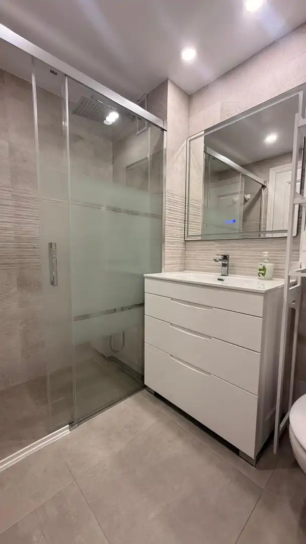 Bany de Apartament en venda en Fuengirola amb Aire condicionat, Terrassa i Traster