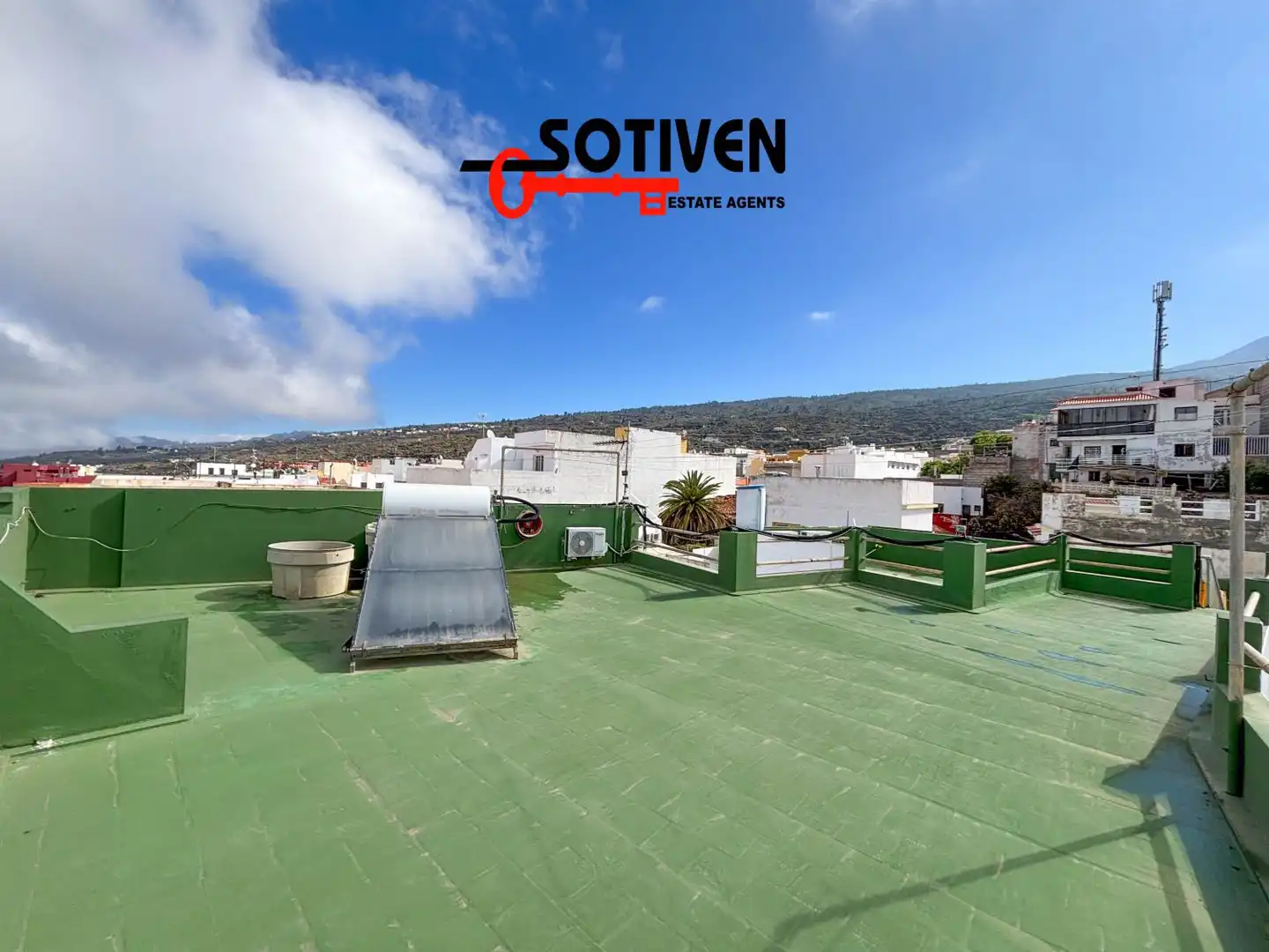 Vista exterior de Casa o xalet en venda en Guía de Isora amb Balcó