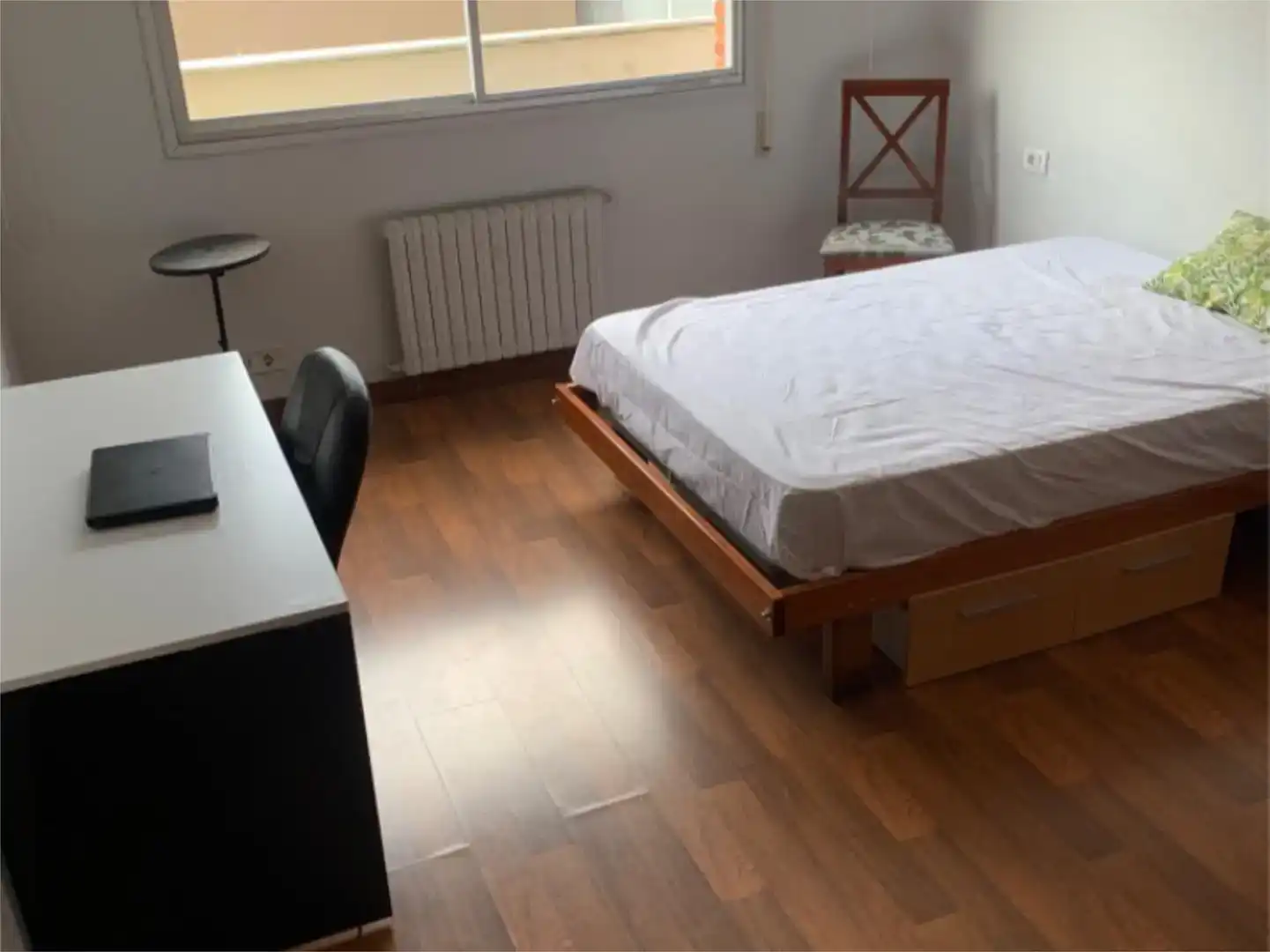 Dormitori de Pis per a compartir en Ferrol amb Parquet i Moblat