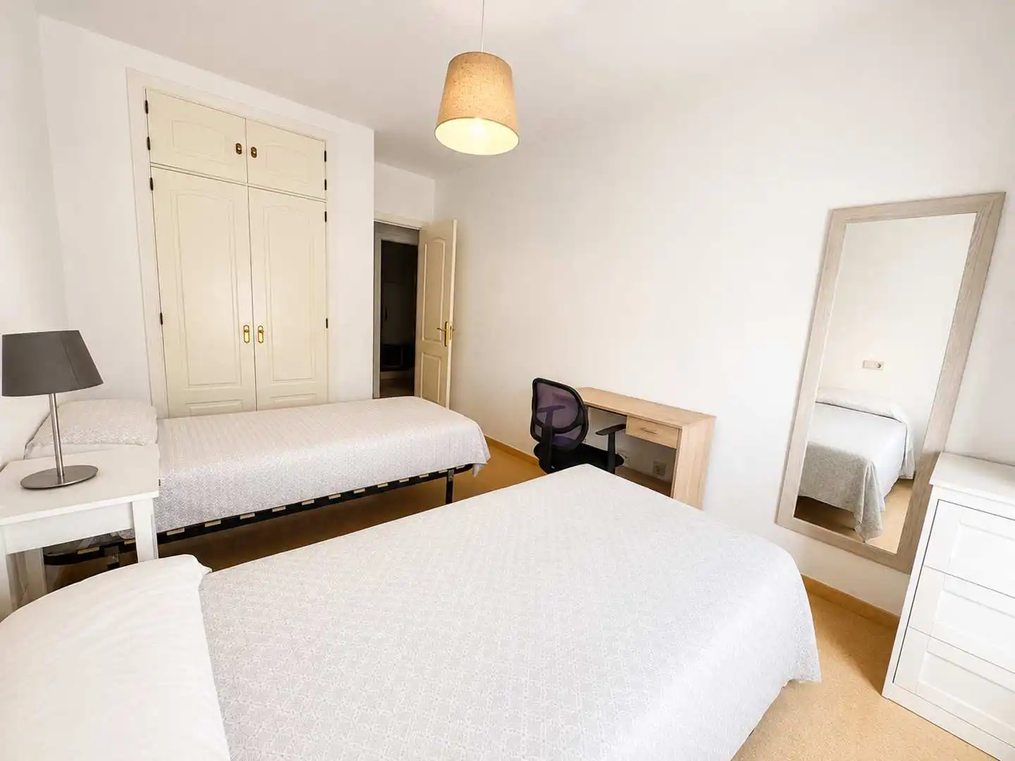 Schlafzimmer von Wohnungen zur Miete in Manilva mit Terrasse, Möbliert und Gemeinschaftspool