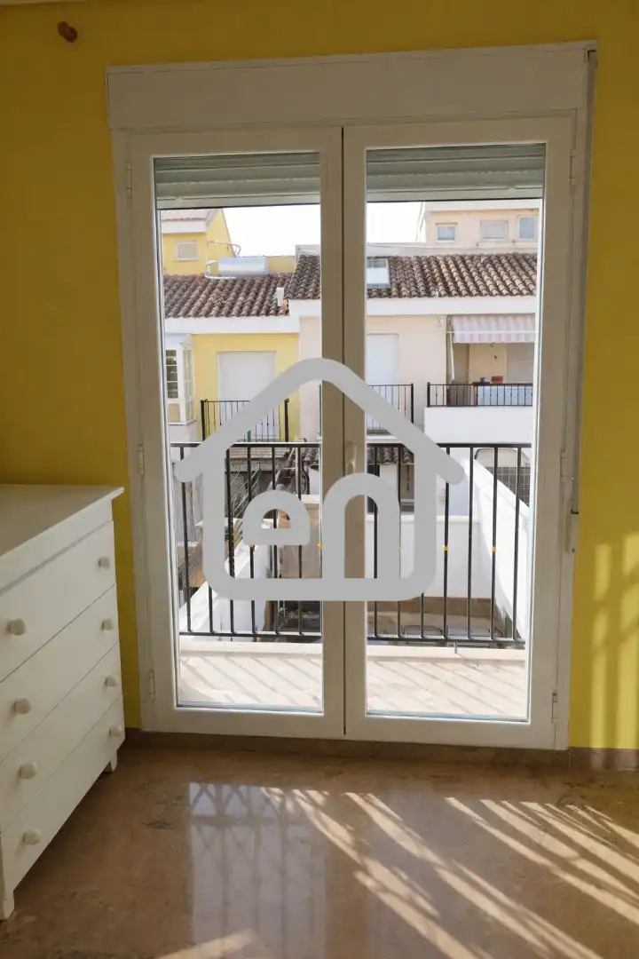 Außenansicht von Einfamilien-Reihenhaus zum Verkauf in Requena mit Heizung, Terrasse und Abstellraum