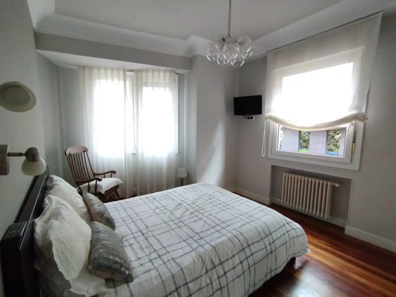Schlafzimmer von Wohnung zur Miete in Bilbao  mit Heizung, Parkett und Möbliert