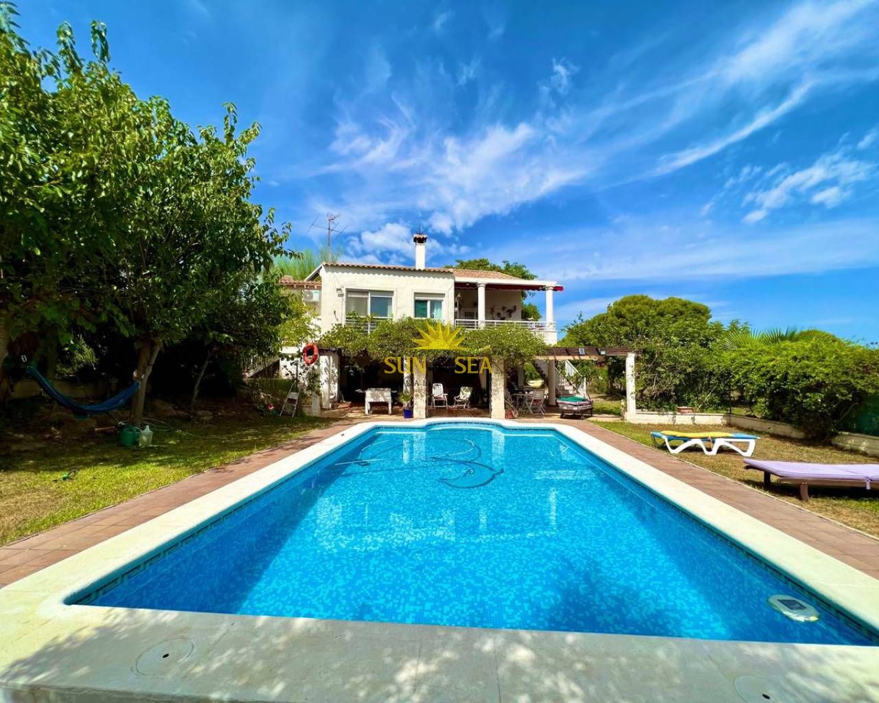 Vista exterior de Casa o xalet de lloguer en Torrevieja amb Calefacció, Jardí privat i Terrassa