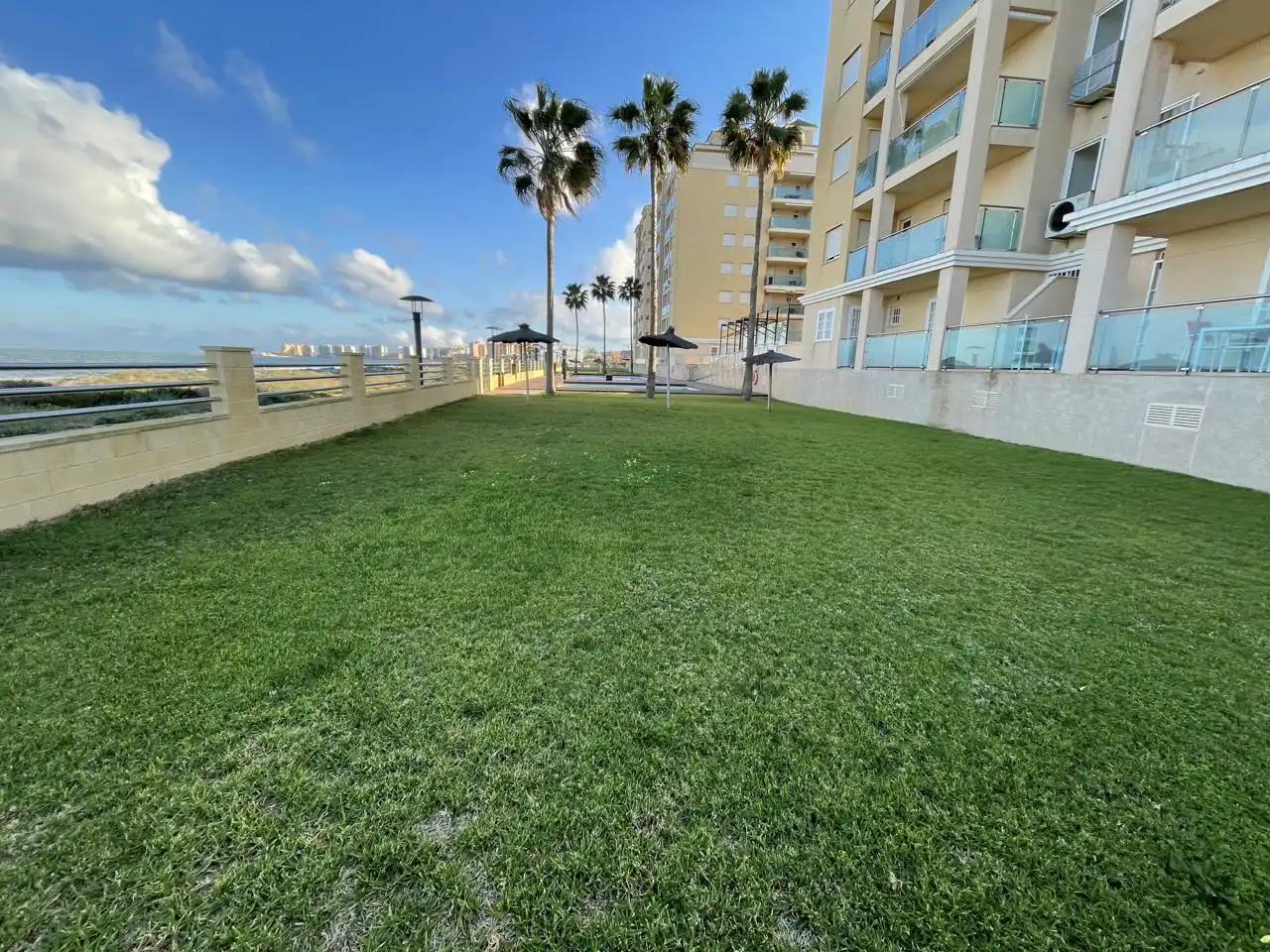 Terraza de Apartamento en venta en La Manga del Mar Menor con Aire acondicionado, Calefacción y Jardín privado