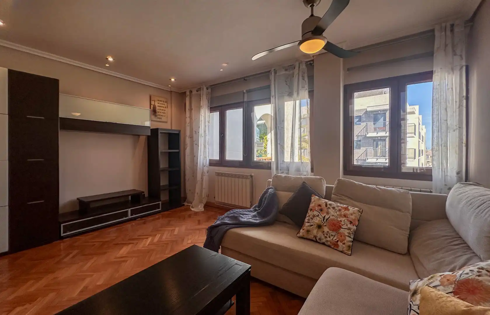 Sala de estar de Dúplex en venta en Santa Cruz de Bezana con Calefacción y Amueblado