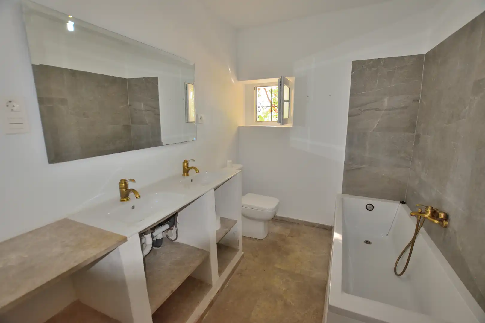 Baño de Finca rústica en venta en Setenil de las Bodegas con Jardín privado, Terraza y Trastero