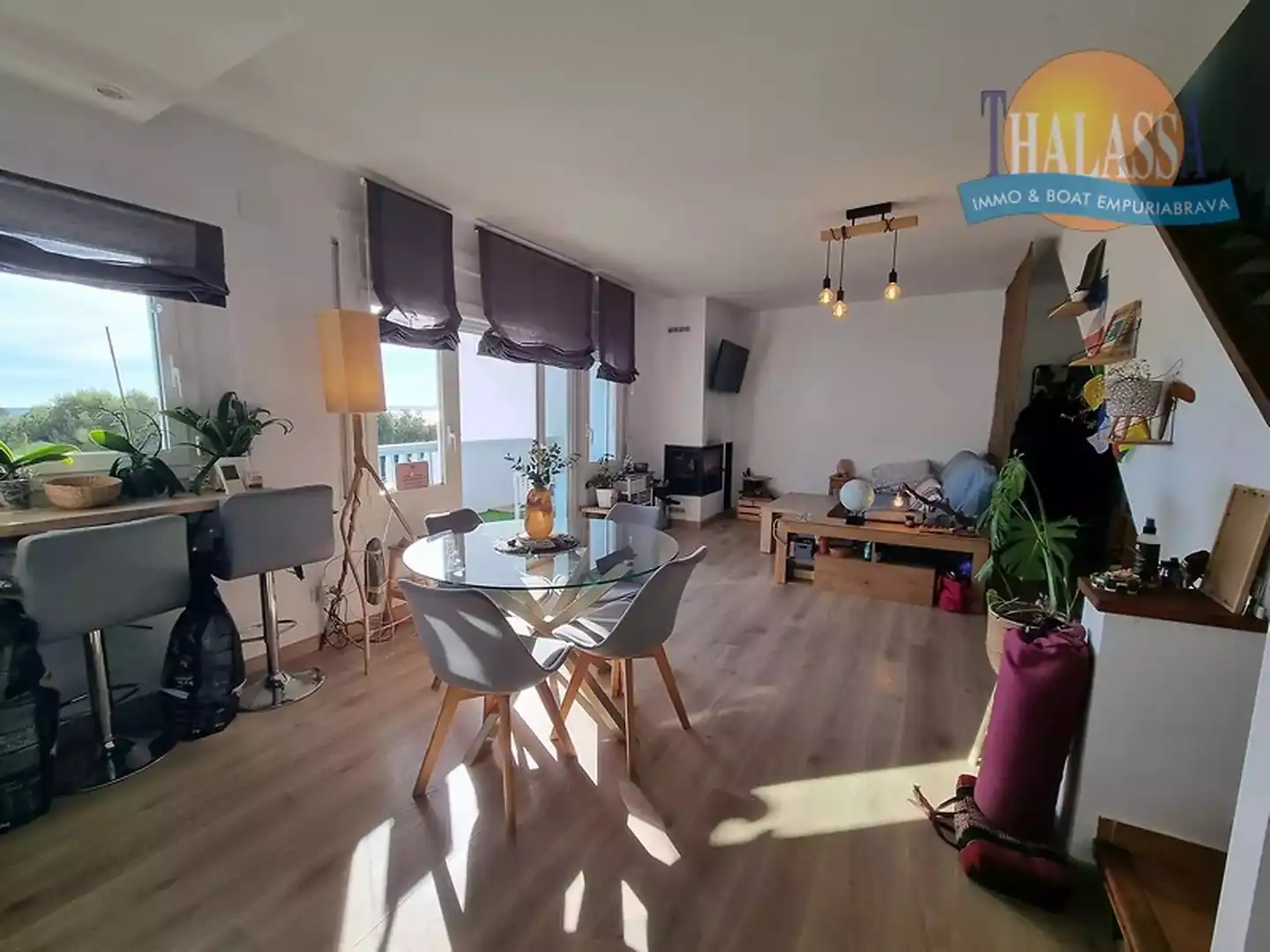 Sala d'estar de Casa adosada en venda en Roses amb Aire condicionat, Jardí privat i Terrassa