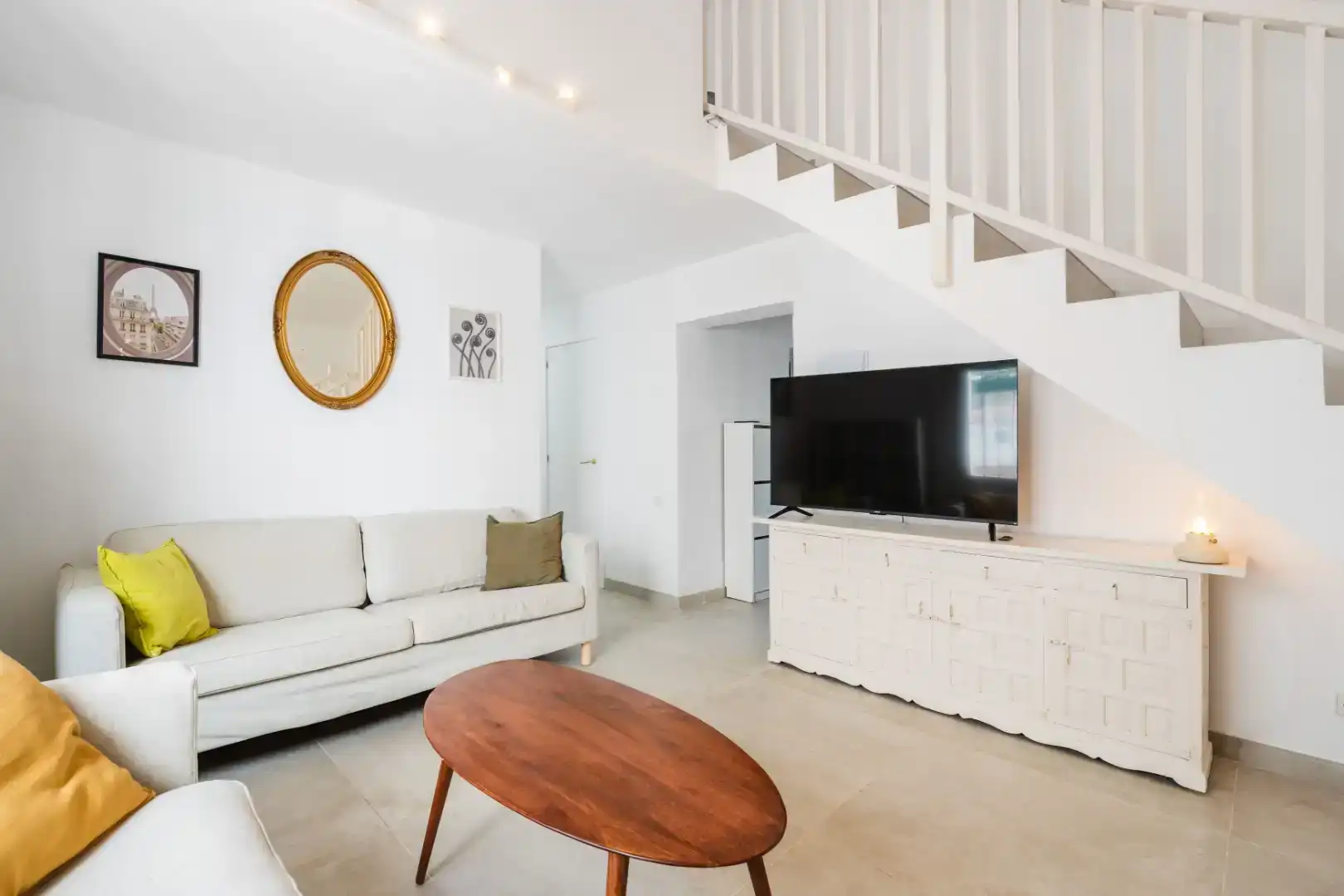 Sala d'estar de Casa adosada en venda en Estepona amb Aire condicionat, Jardí privat i Piscina