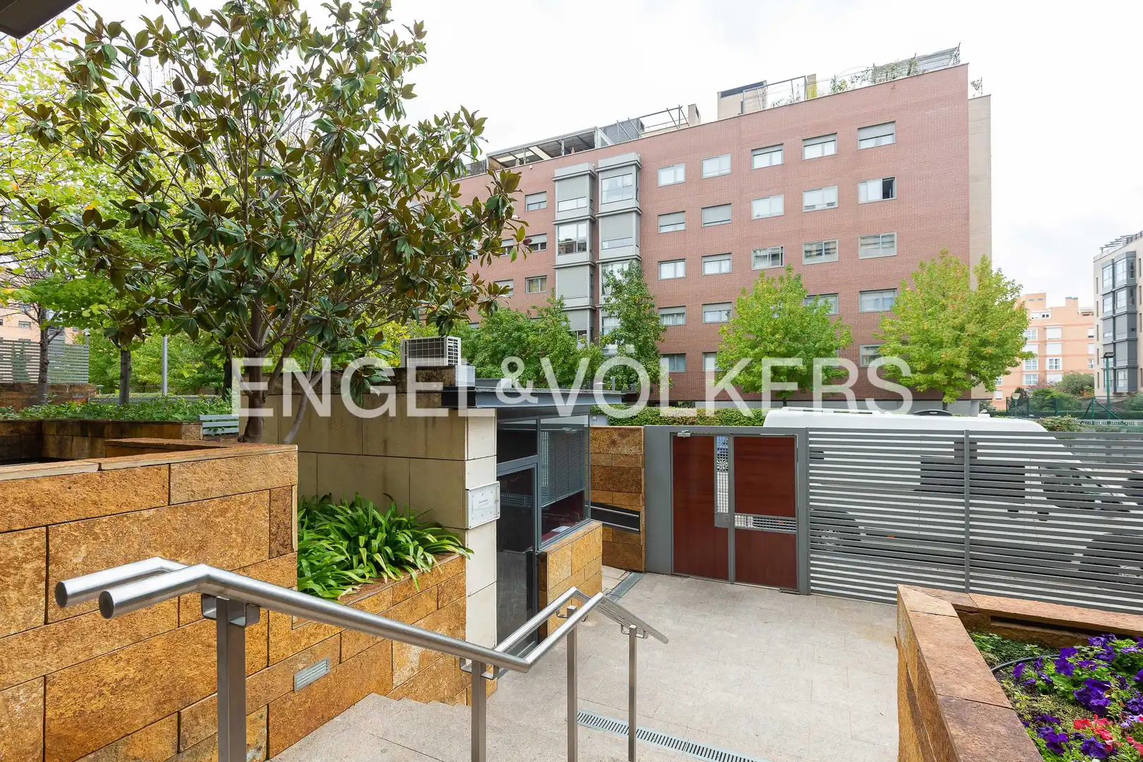 Vista exterior de Pis en venda en Madrid amb Aire condicionat, Calefacció i Jardí privat