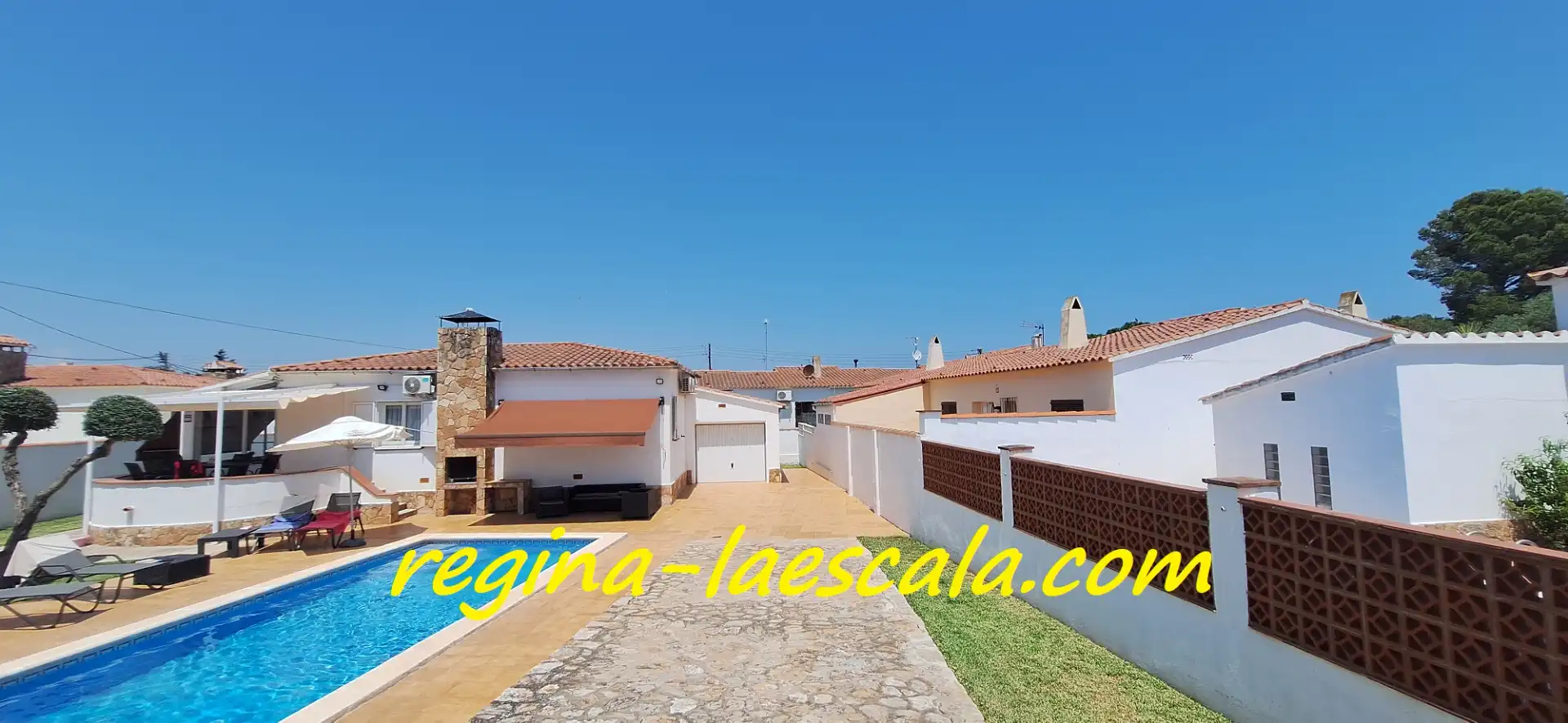 Vista exterior de Casa o xalet en venda en L'Escala amb Aire condicionat, Calefacció i Jardí privat