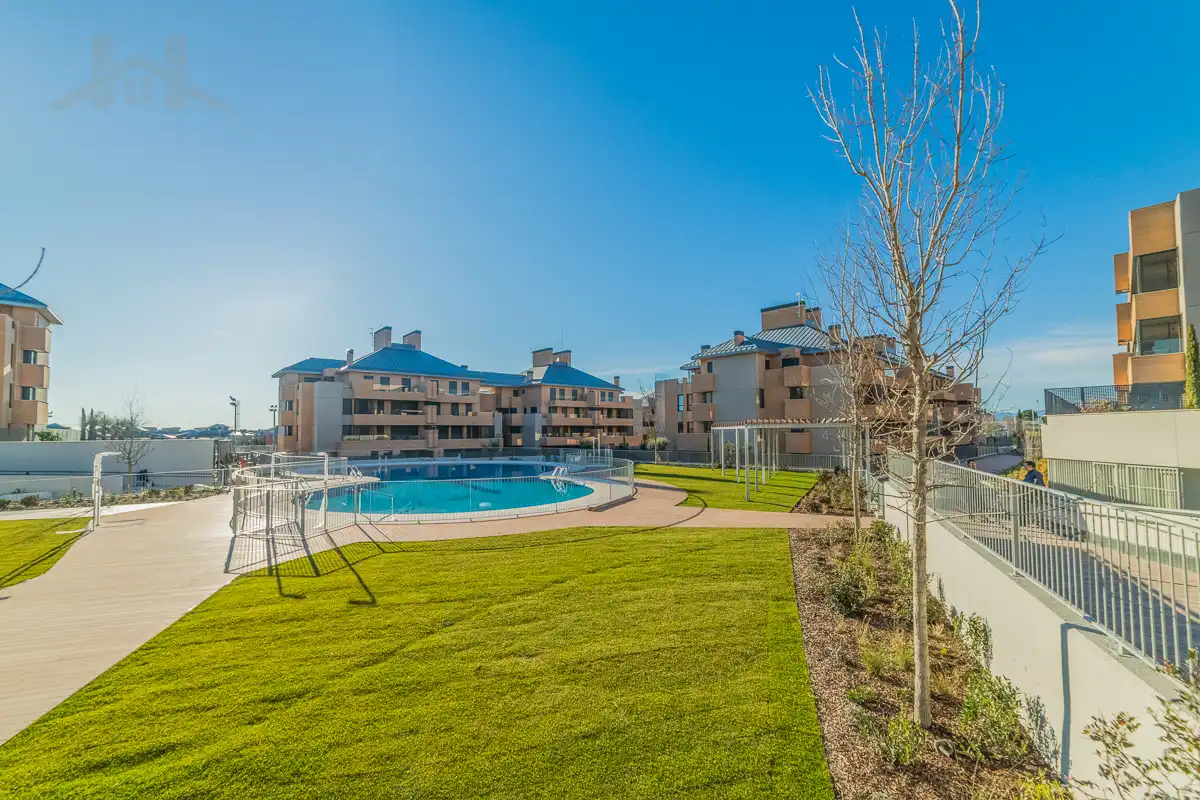 Piscina de Dúplex en venta en Majadahonda con Aire acondicionado, Calefacción y Jardín privado