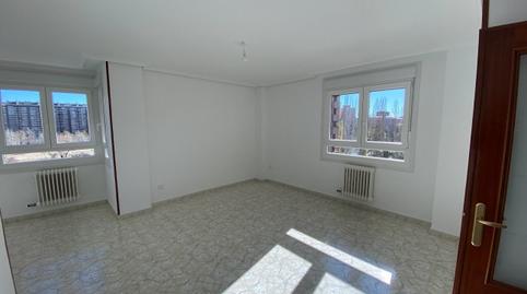 Foto 2 de Piso de alquiler en Huerta del Rey, Valladolid Capital