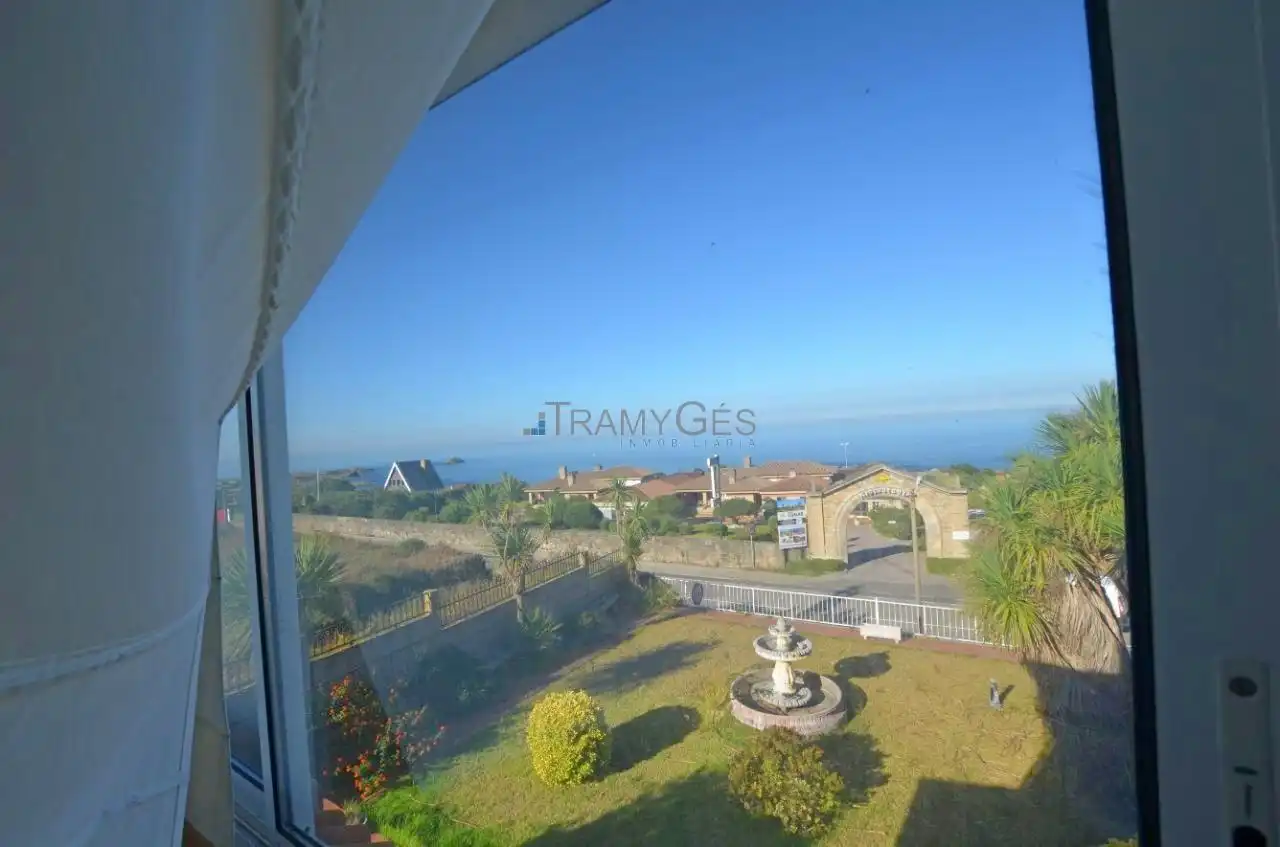 Vista exterior de Casa adosada en venda en Oia amb Calefacció, Jardí privat i Terrassa