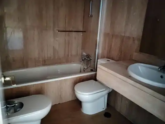 Bany de Casa o xalet en venda en Guillena amb Aire condicionat, Calefacció i Jardí privat