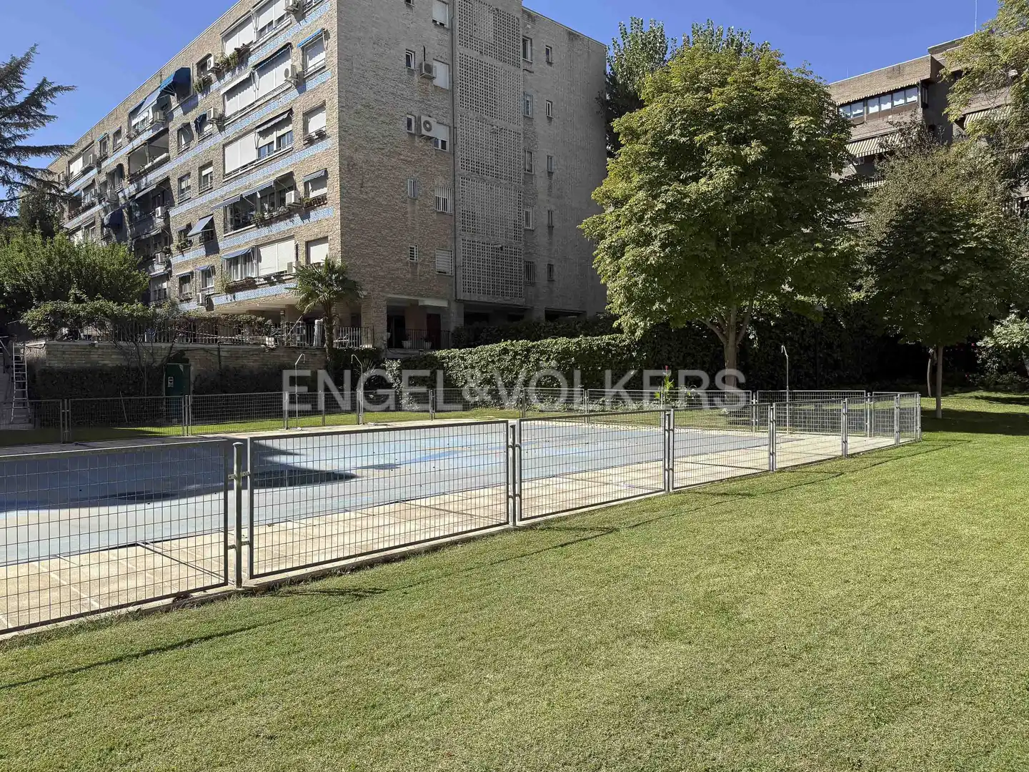 Piscina de Piso en venta en Madrid con Calefacción, Parquet y Terraza