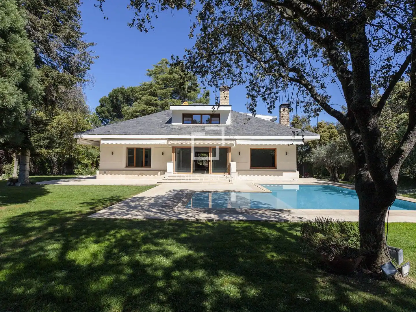 Vista exterior de Casa o xalet de lloguer en La Moraleja amb Aire condicionat, Calefacció i Jardí privat