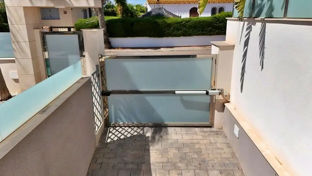 Vista exterior de Casa o xalet en venda en Orihuela amb Aire condicionat, Calefacció i Jardí privat