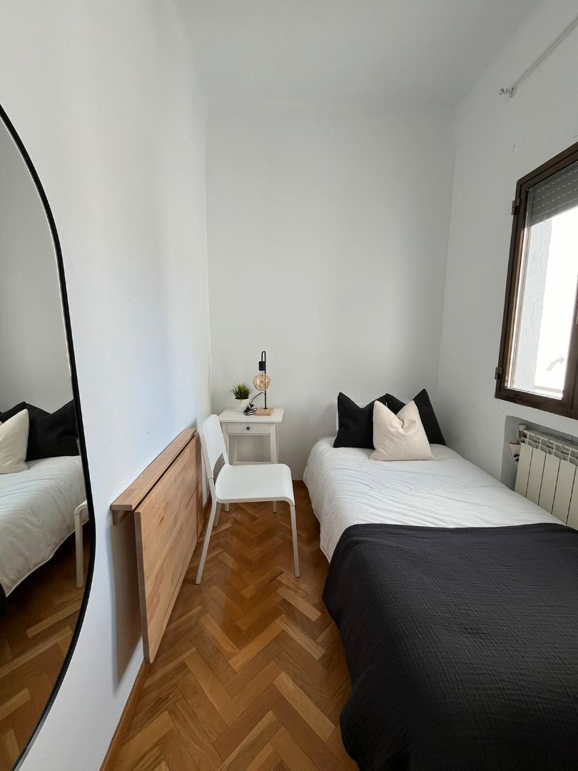 Bedroom of Flat to share in  Madrid Capital  with Heating, Furnished and Oven