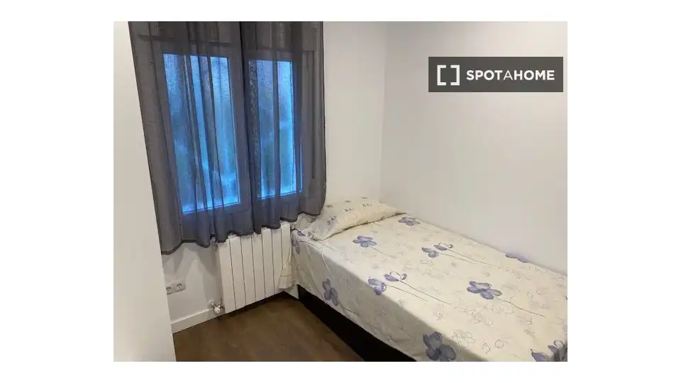 Bedroom of Flat for share in Madrid  with Air Conditioner, Terrace and Furnished