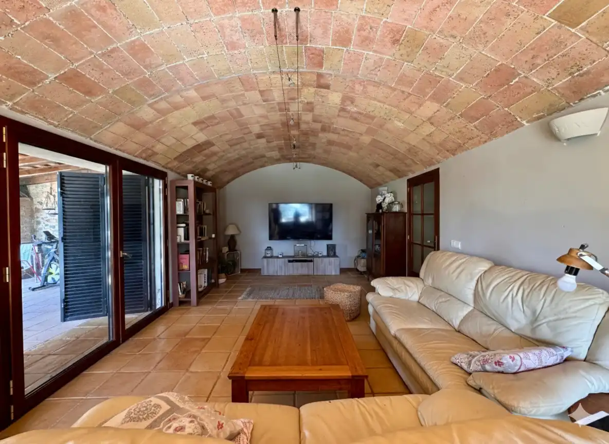 Sala d'estar de Finca rústica en venda en Cruïlles, Monells I Sant Sadurní de L'Heura amb Aire condicionat, Calefacció i Jardí privat